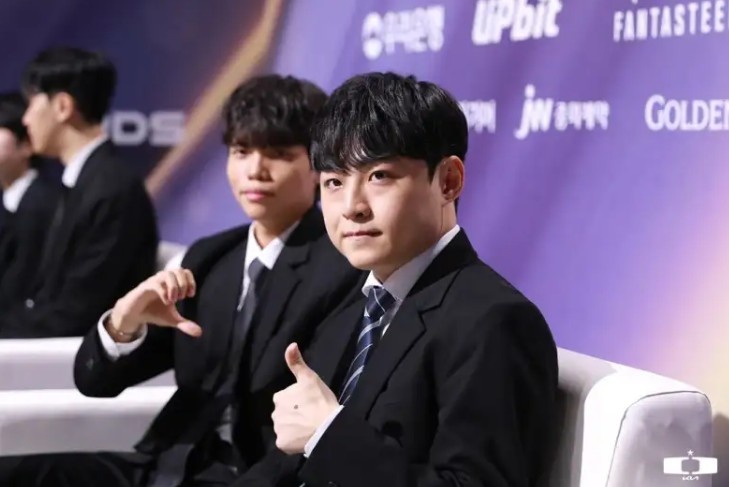 DK分享ShowMaker、Siwoo LCK颁奖典礼返图：这一年结束了